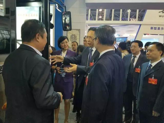 安徽省委書記李錦斌，代省長李國英一行蒞臨躍迪集團(tuán)旗下安達(dá)爾汽車展位參觀指導(dǎo)