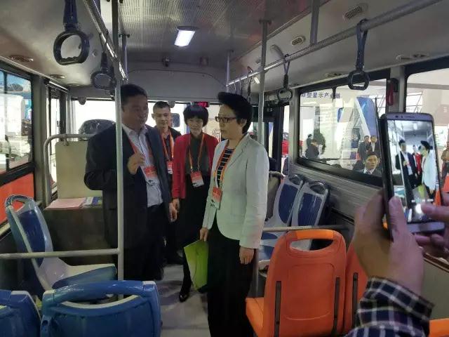 安徽省委書記李錦斌，代省長李國英一行蒞臨躍迪集團(tuán)旗下安達(dá)爾汽車展位參觀指導(dǎo)