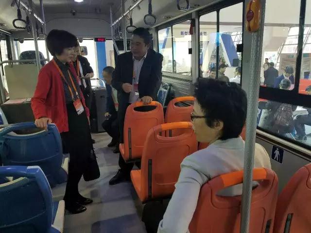 安徽省委書記李錦斌，代省長李國英一行蒞臨躍迪集團(tuán)旗下安達(dá)爾汽車展位參觀指導(dǎo)