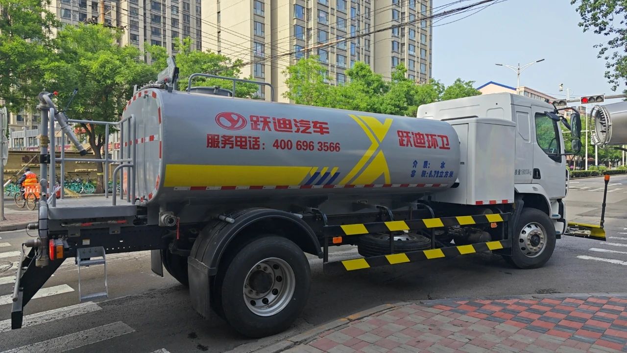 低碳環(huán)保 綠色節(jié)能 | 躍迪純電動(dòng)環(huán)衛(wèi)車(chē)助力城市清潔