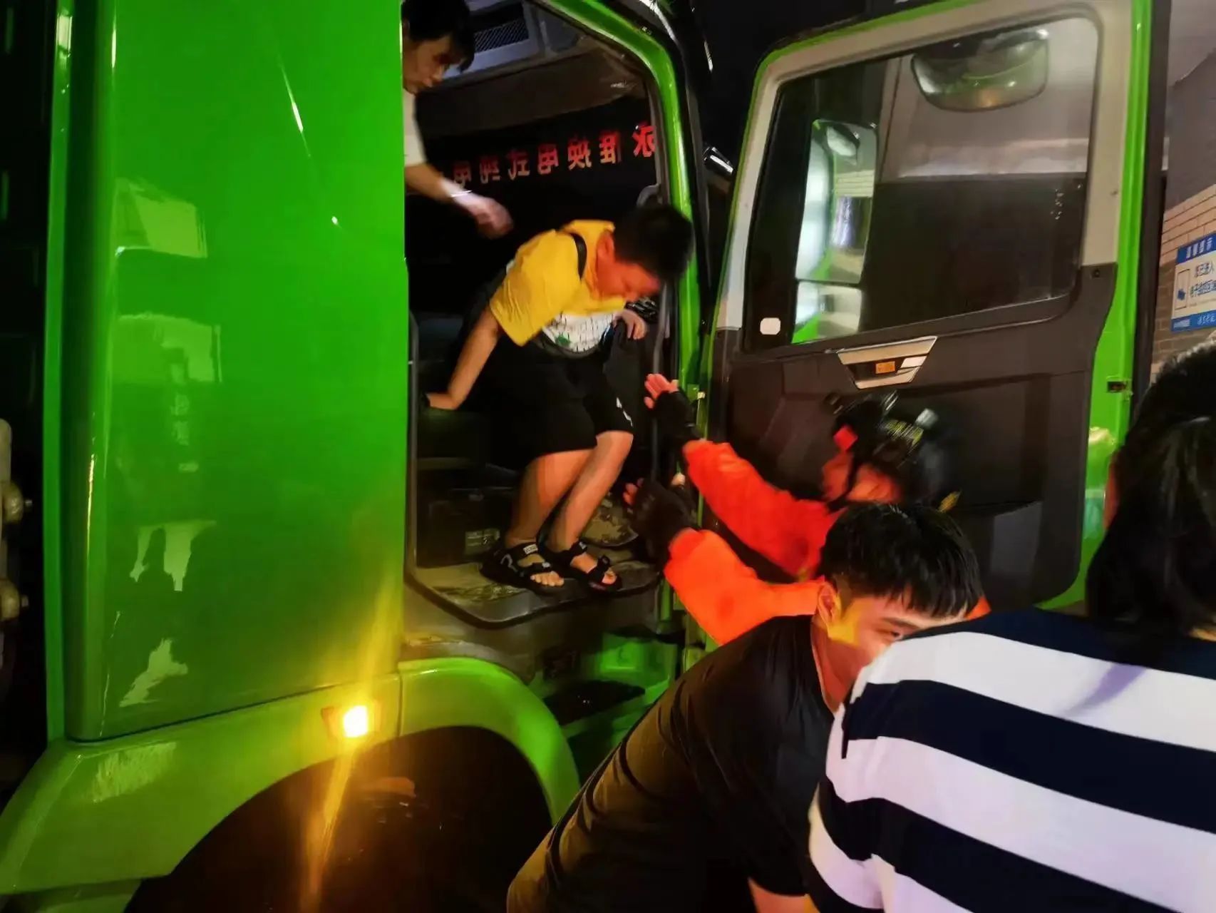 昨晚保定市強(qiáng)降暴雨丨躍迪汽車(chē)保定分公司，連夜出動(dòng)70臺(tái)新能源渣土車(chē)參與保定市救援工作