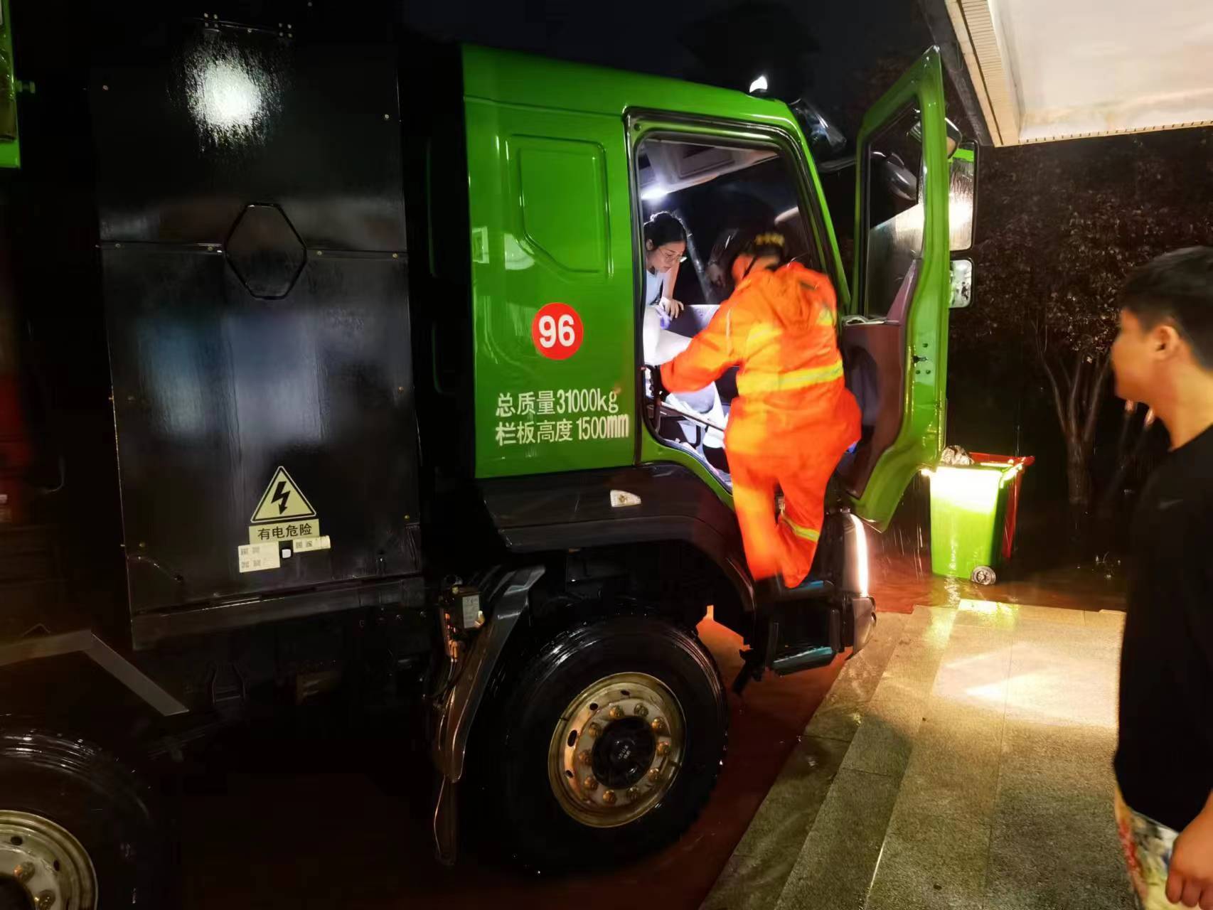 昨晚保定市強(qiáng)降暴雨丨躍迪汽車(chē)保定分公司，連夜出動(dòng)70臺(tái)新能源渣土車(chē)參與保定市救援工作