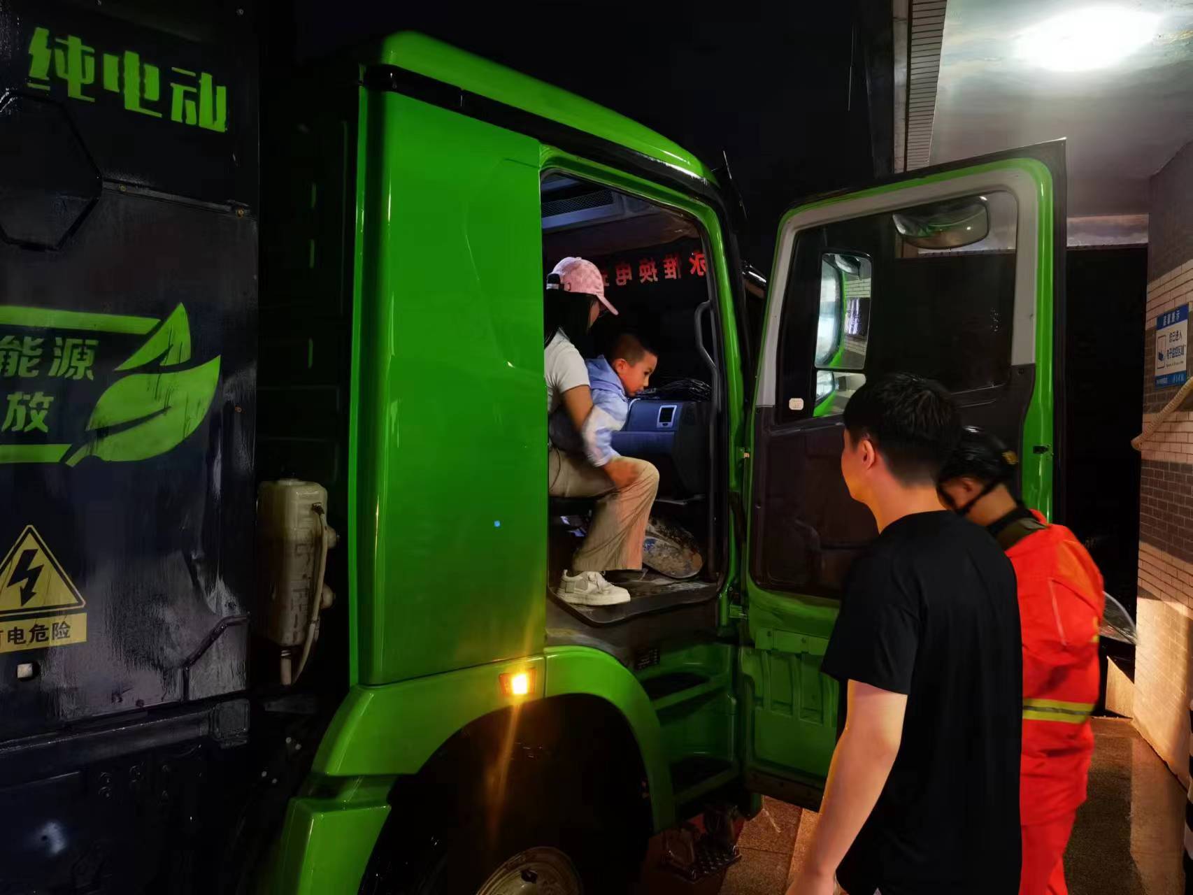 昨晚保定市強(qiáng)降暴雨丨躍迪汽車(chē)保定分公司，連夜出動(dòng)70臺(tái)新能源渣土車(chē)參與保定市救援工作