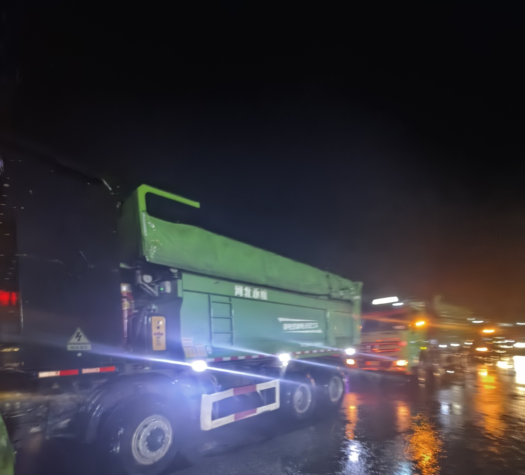 昨晚保定市強(qiáng)降暴雨丨躍迪汽車(chē)保定分公司，連夜出動(dòng)70臺(tái)新能源渣土車(chē)參與保定市救援工作