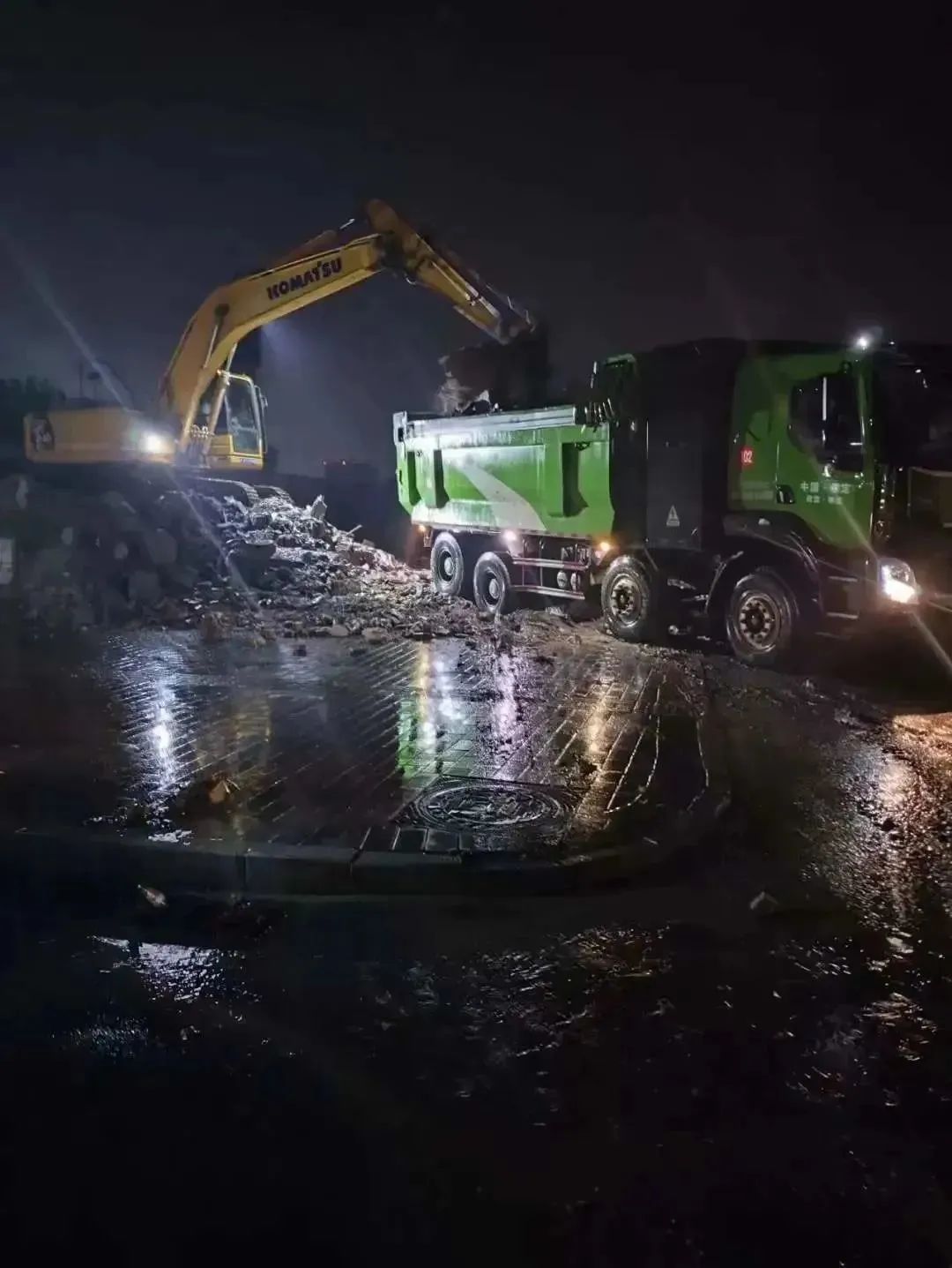 昨晚保定市強(qiáng)降暴雨丨躍迪汽車(chē)保定分公司，連夜出動(dòng)70臺(tái)新能源渣土車(chē)參與保定市救援工作