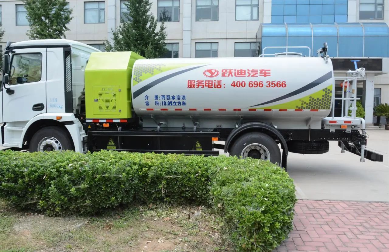 夏日降溫好幫手-躍迪集團(tuán)新能源灑水車、新能源綠化噴灑車發(fā)車