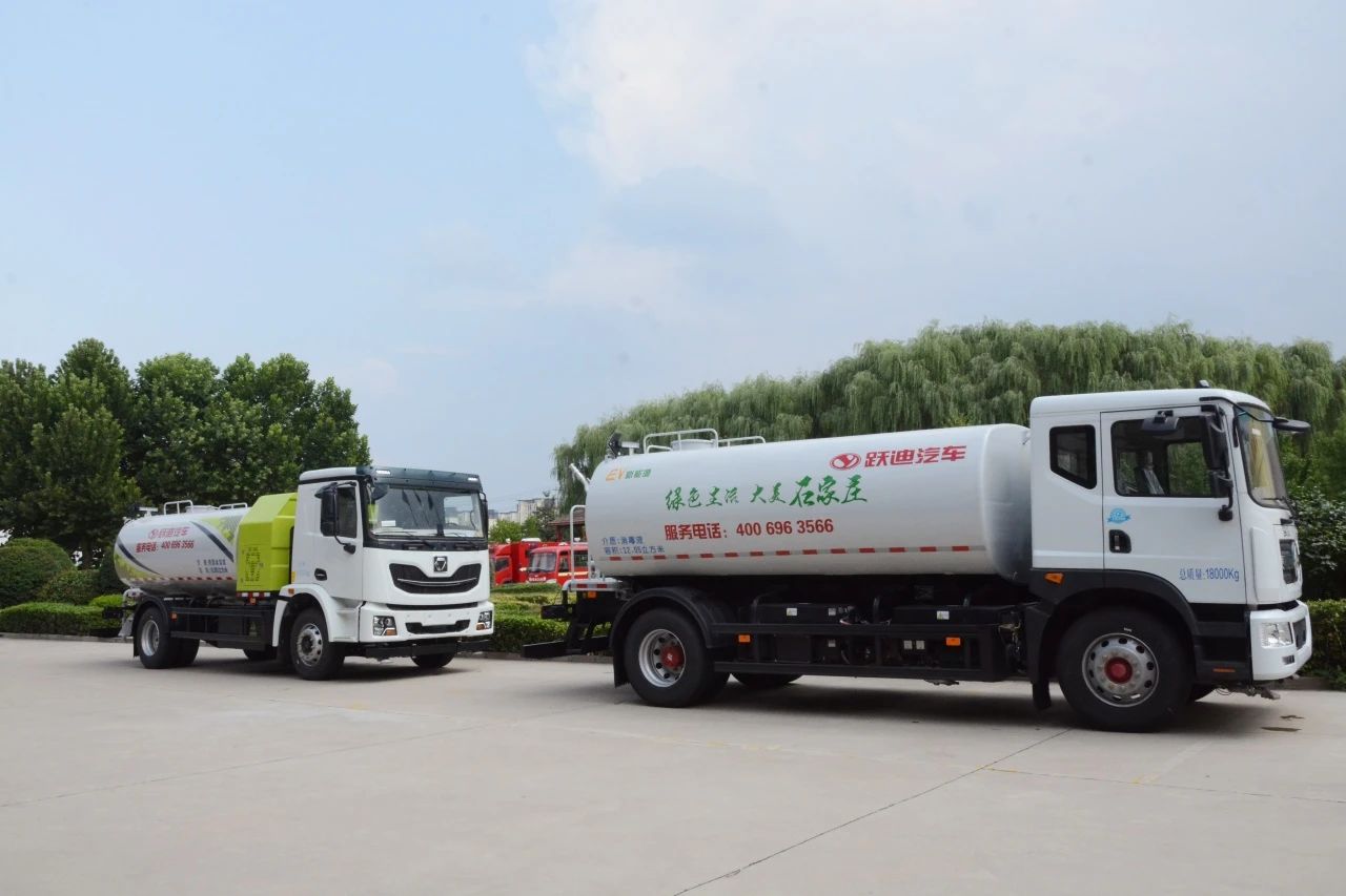 夏日降溫好幫手-躍迪集團(tuán)新能源灑水車、新能源綠化噴灑車發(fā)車